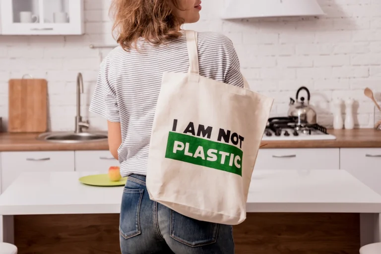 woman with reusable bag in zero waste kitchen